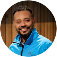 IDEA ELEC - equipe - entreprise electricite generale_jean arnold ndele gerant_rond - Grande