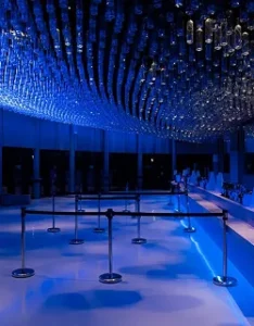 article-idea-elec-cite-du-vin-bordeaux-optimisation-des-eclarages-salle-du-belvedere-ambiance-bleue